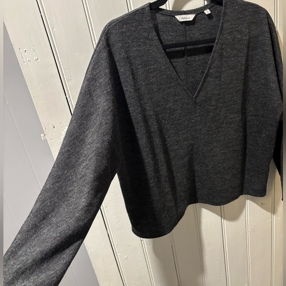 💕3/$25💕 Reitmans Long-Sleeve V-Neck Semi-Fitted Sweater - Picture 7 of 8